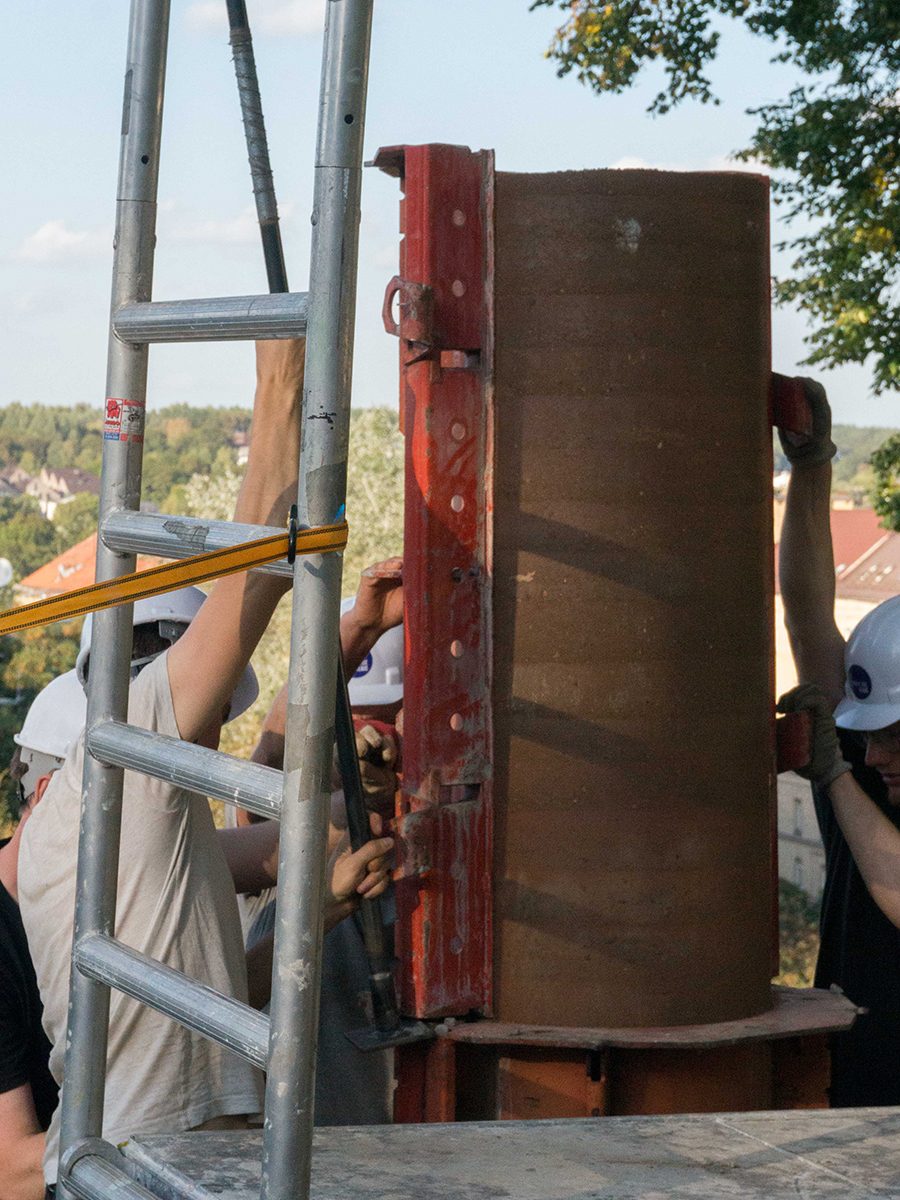 Removing the formwork of the rammed earth column