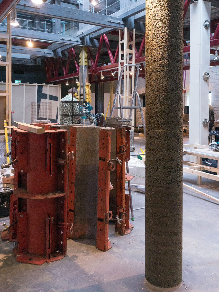 Removing the formwork of the light clay and rammed earth column